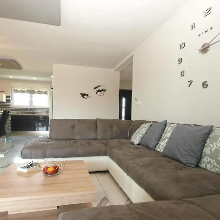 بيت للعطل Monteci 2052 *