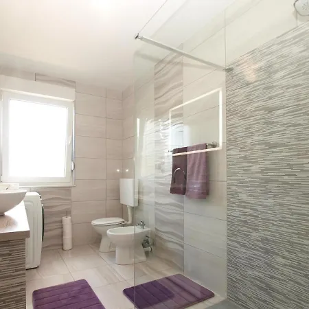 بيت للعطل Monteci 2052 *