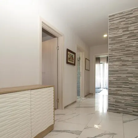 بيت للعطل Monteci 2052 *