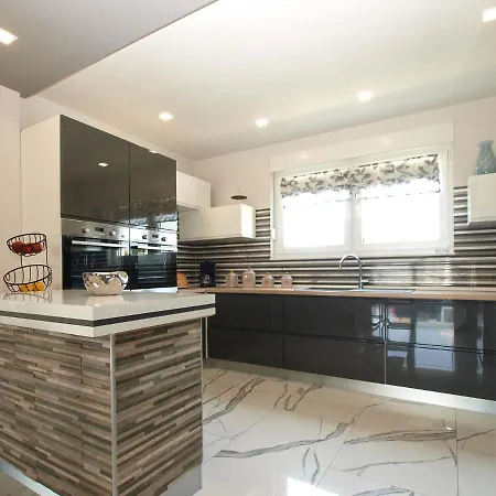 بيت للعطل Monteci 2052 *